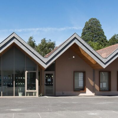 Glanges – Restaurant scolaire, salles de classe, dortoir et chaufferie biomasse.